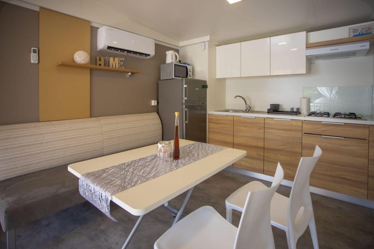 فندق Oaza Mira 2 Mobile House - Camp Basko Polje Baška Voda المظهر الخارجي الصورة